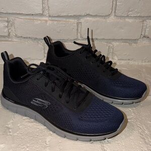 Skechers memory foam mens size US 11 like new barely worn.